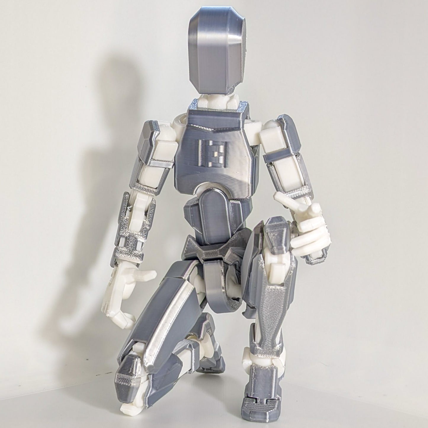 Figurine articulée Dummy13 XXL (27 cm) – Robot déco imprimé 3D – Articulations mobiles – Cadeau geek, bureau & maison