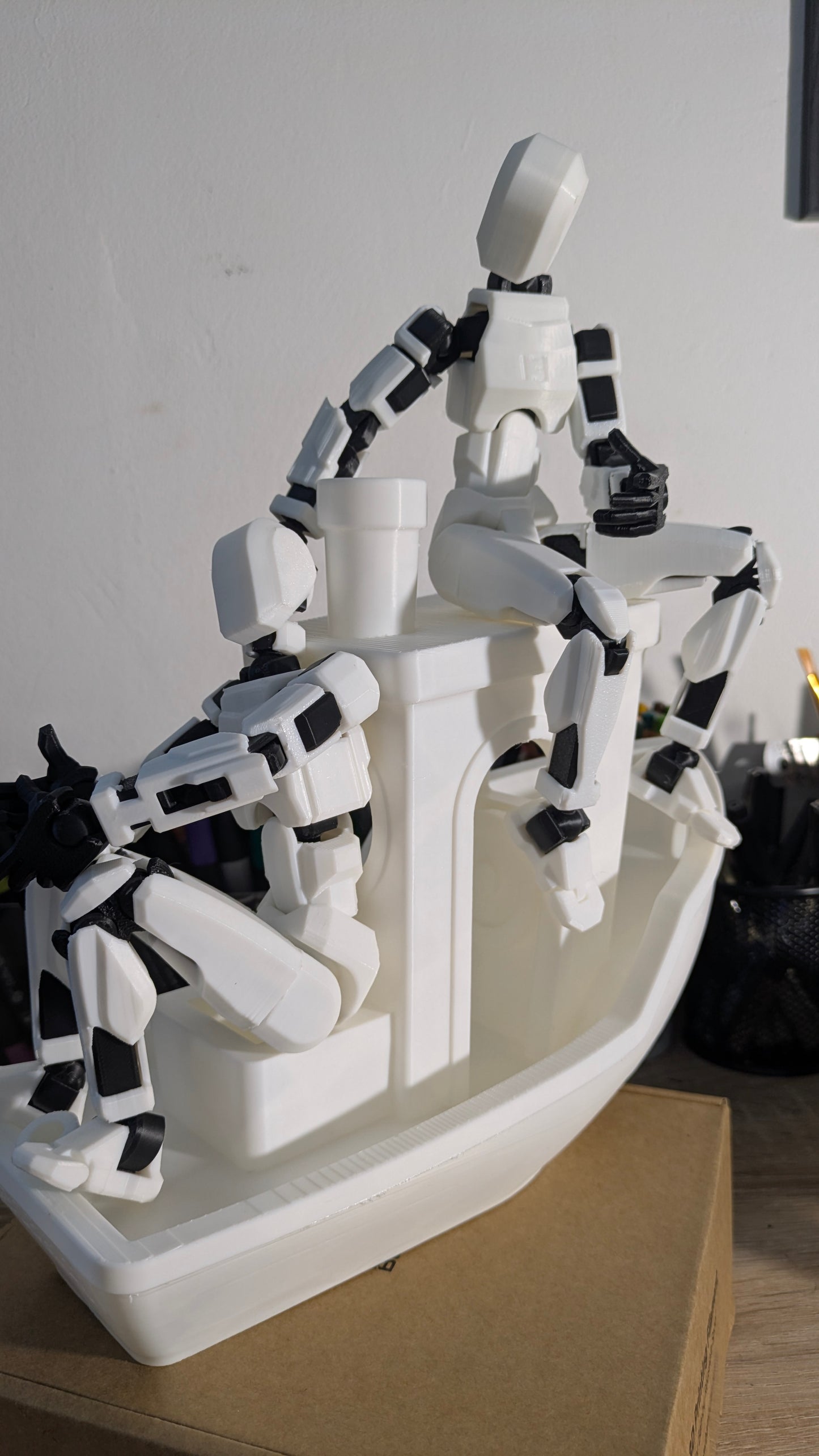 Figurine articulée Dummy13 XXL (27 cm) – Robot déco imprimé 3D – Articulations mobiles – Cadeau geek, bureau & maison