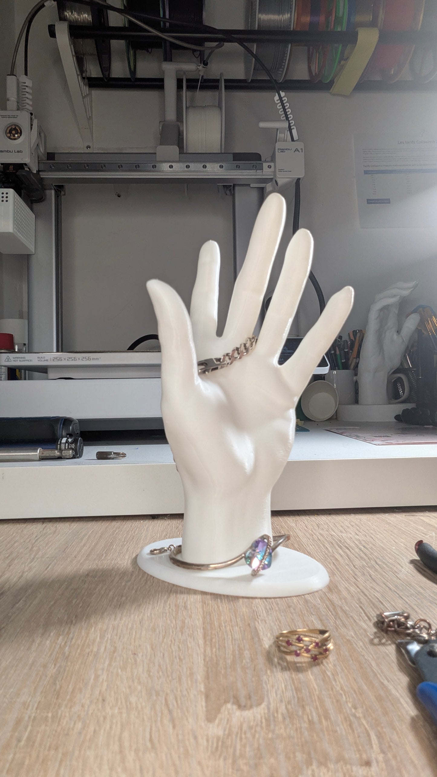 La Main Magique : Votre Bijou, Notre Sauveur