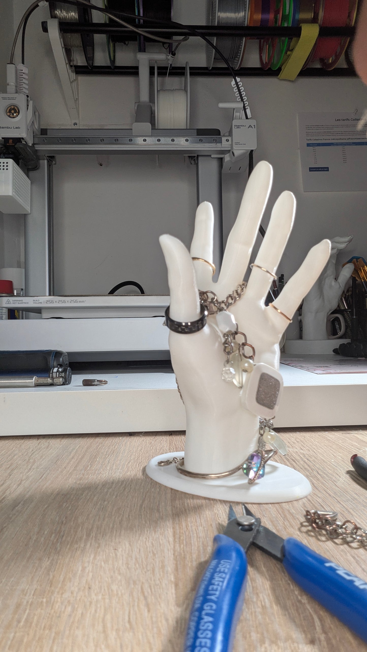 La Main Magique : Votre Bijou, Notre Sauveur