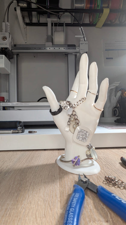 La Main Magique : Votre Bijou, Notre Sauveur