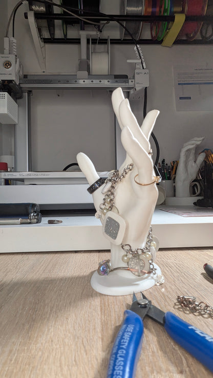 La Main Magique : Votre Bijou, Notre Sauveur