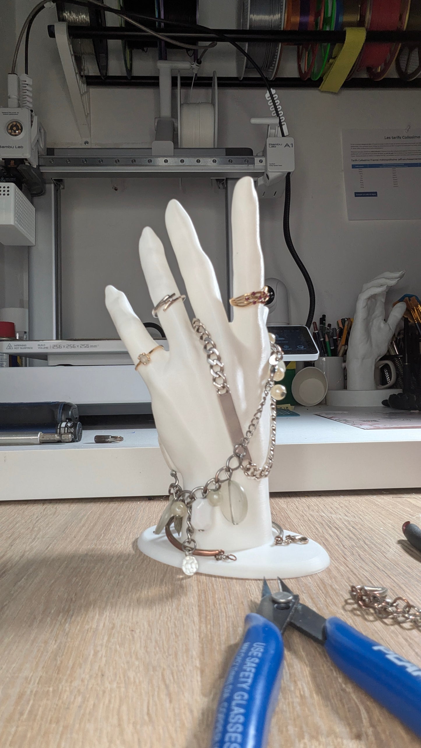 La Main Magique : Votre Bijou, Notre Sauveur