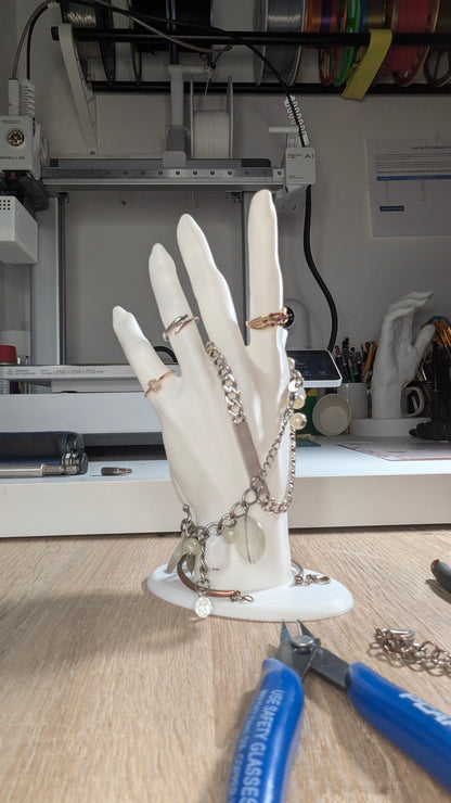 La Main Magique : Votre Bijou, Notre Sauveur