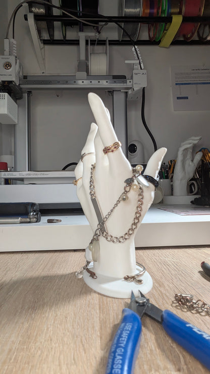 La Main Magique : Votre Bijou, Notre Sauveur