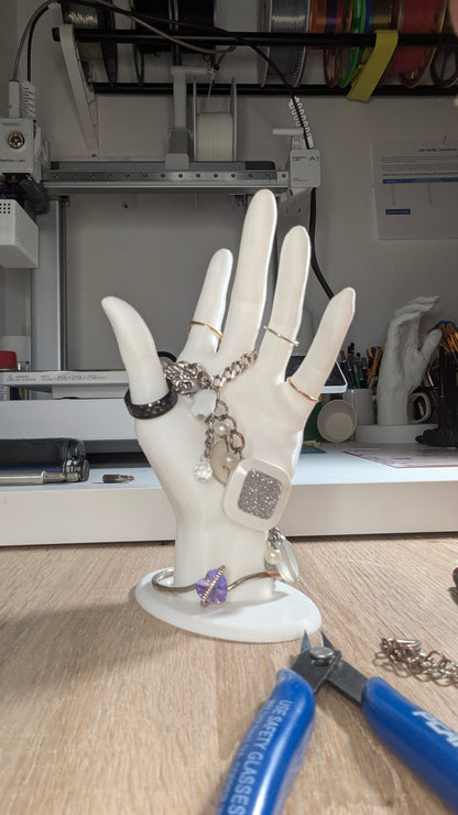 La Main Magique : Votre Bijou, Notre Sauveur