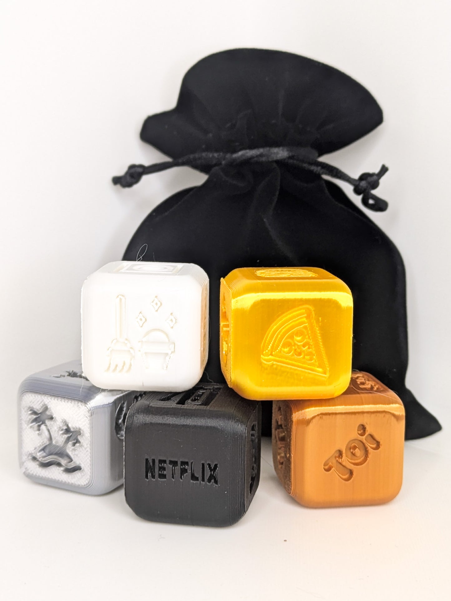 Pack 5 Dés de Décision Maison-AnniCraft – Idée Cadeau Originale – Soirée, Ménage, Repas, Voyage & Qui ? – Imprimés en 3D – Pochette Velours Noire Incluse