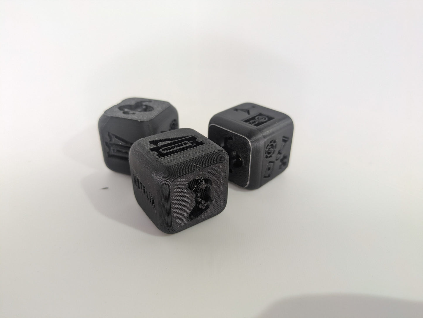 Pack 5 Dés de Décision Maison-AnniCraft – Idée Cadeau Originale – Soirée, Ménage, Repas, Voyage & Qui ? – Imprimés en 3D – Pochette Velours Noire Incluse