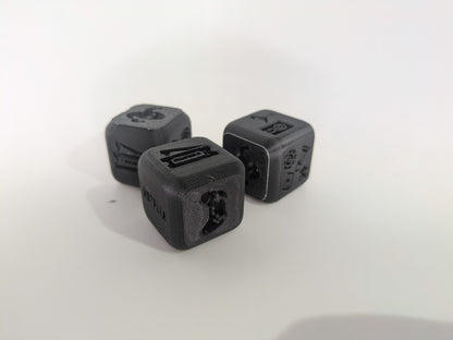 Pack 5 Dés de Décision Maison-AnniCraft – Idée Cadeau Originale – Soirée, Ménage, Repas, Voyage & Qui ? – Imprimés en 3D – Pochette Velours Noire Incluse