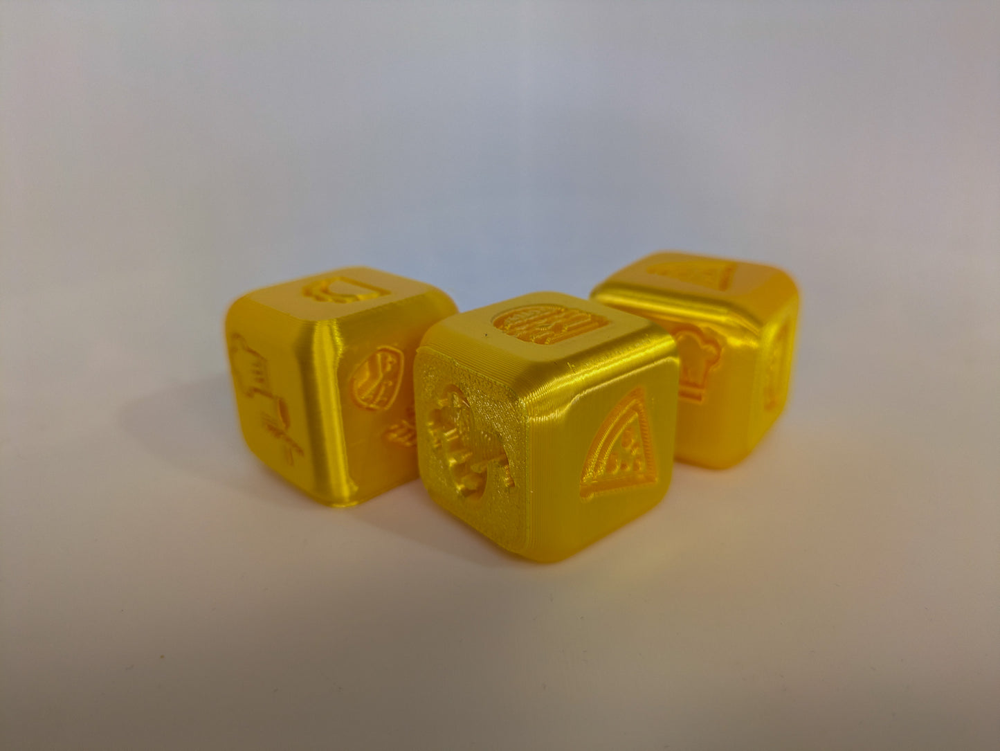 Pack 5 Dés de Décision Maison-AnniCraft – Idée Cadeau Originale – Soirée, Ménage, Repas, Voyage & Qui ? – Imprimés en 3D – Pochette Velours Noire Incluse