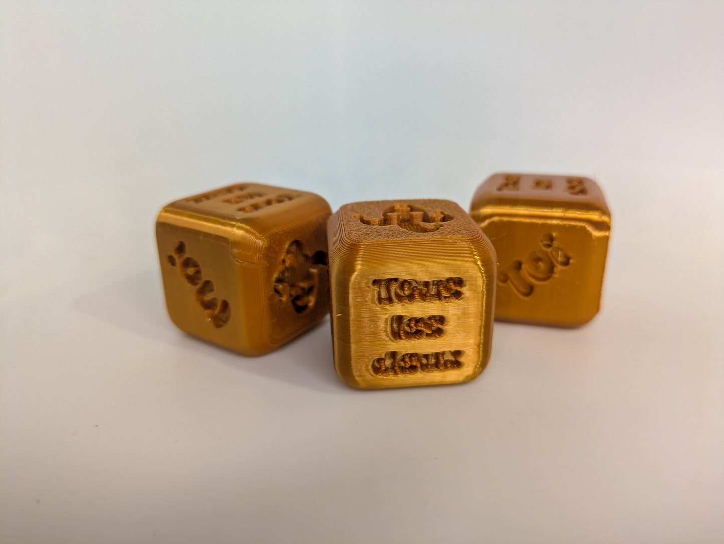 Pack 5 Dés de Décision Maison-AnniCraft – Idée Cadeau Originale – Soirée, Ménage, Repas, Voyage & Qui ? – Imprimés en 3D – Pochette Velours Noire Incluse