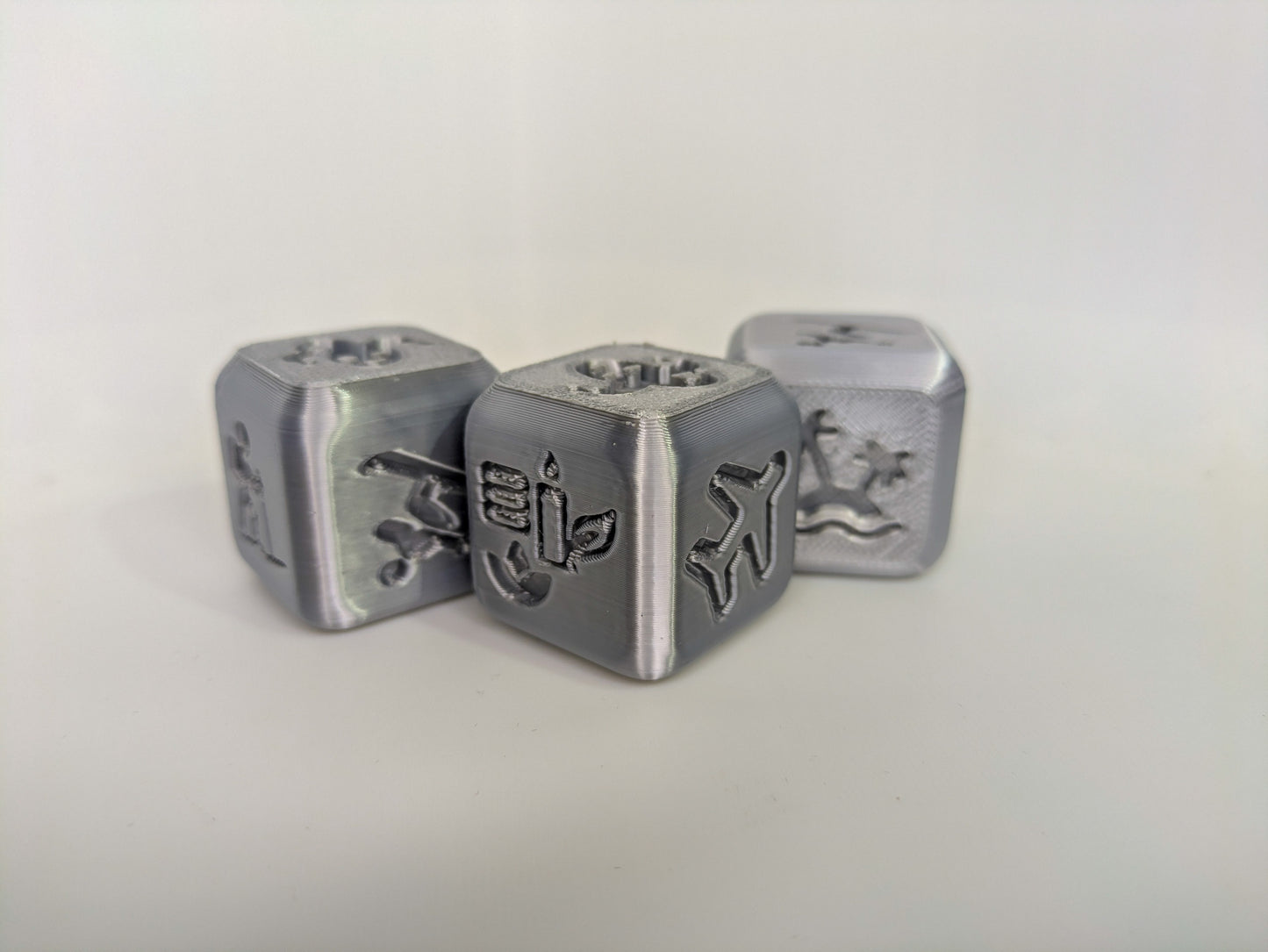 Pack 5 Dés de Décision Maison-AnniCraft – Idée Cadeau Originale – Soirée, Ménage, Repas, Voyage & Qui ? – Imprimés en 3D – Pochette Velours Noire Incluse