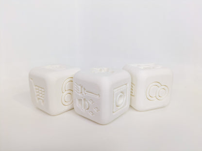 Pack 5 Dés de Décision Maison-AnniCraft – Idée Cadeau Originale – Soirée, Ménage, Repas, Voyage & Qui ? – Imprimés en 3D – Pochette Velours Noire Incluse